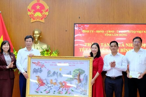 Chủ tịch HĐND tỉnh Lâm Đồng Lưu Văn Trung tặng quà, chúc Tết tại xã Tuy Đức và Quảng Tân