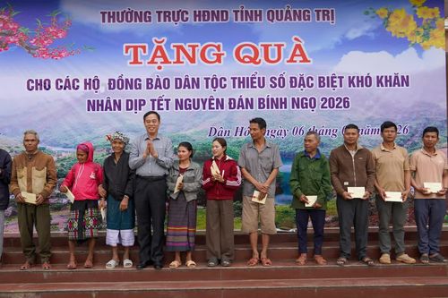Thường trực HĐND tỉnh trao quà cho các hộ gia đình có hoàn cảnh đặc biệt khó khăn tại xã Dân Hóa