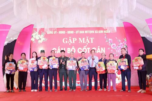 Gặp mặt, chúc Tết cán bộ cốt cán và các già làng, người có uy tín tại xã Kim Ngân