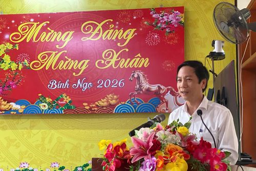 Công đoàn Ngân hàng Chính sách xã hội chi nhánh tỉnh Quảng Trị trao quà tết tại các xã Đakrông và Hiếu Giang