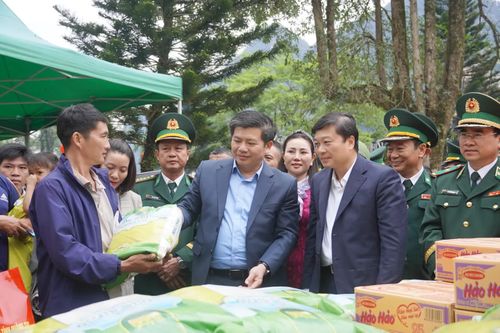 Phiên chợ Tết '0 đồng' thắm tình quân dân
