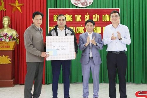 Sở Xây dựng thăm, quà Tết cho hộ nghèo bản Pe, xã Bắc Yên