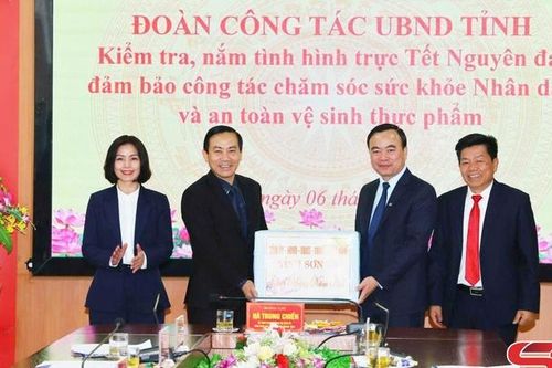 Đồng chí Phó Chủ tịch Thường trực UBND tỉnh nắm tình hình, công tác trực Tết tại các đơn vị