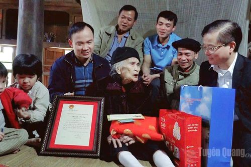 Trưởng Ban Tổ chức Tỉnh ủy Trần Quang Minh chúc thọ cụ Nguyễn Thị Ọm, 100 tuổi và thăm hỏi gia đình bị hỏa hoạn tại xã Bắc Quang