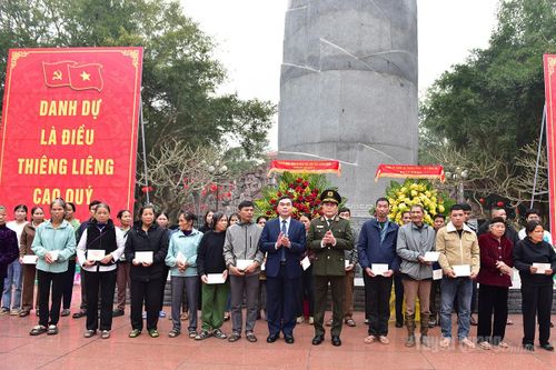 Đảng ủy Công an Trung ương, Bộ Công an tặng quà gia đình chính sách, người có công với cách mạng và hộ nghèo xã Minh Thanh và xã Tân Trào