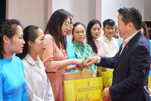 Ủy ban Dân nguyện và Giám sát của Quốc hội tặng quà Tết tại Bệnh viện Trung ương Thái Nguyên