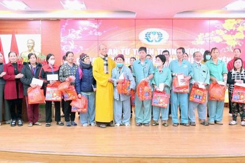 Phú Thọ: Ban Trị sự Phật giáo tỉnh tặng quà Tết đến bệnh nhân tại Bệnh viện Đa khoa tỉnh