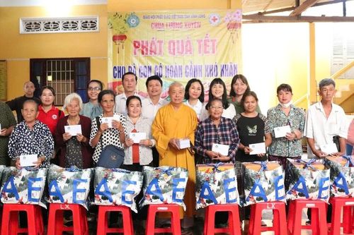 Vĩnh Long: Phật giáo tỉnh tặng 300 phần Tết đến bà con khó khăn