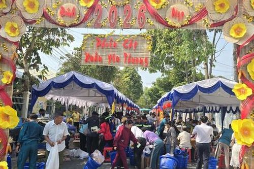 Ấm áp phiên chợ xuân 'tự chọn' 0 đồng cho 1.000 người dân vùng biên giới An Giang