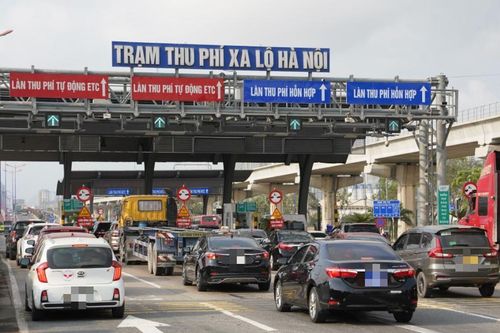 Lưu thông qua trạm thu phí ngày Tết, chủ xe cần chú ý gì để không bị xử phạt?