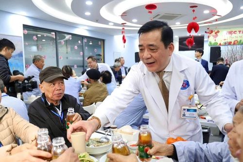 Bữa cơm tất niên – món quà nghĩa tình của bác sĩ dành cho người bệnh dịp cận Tết