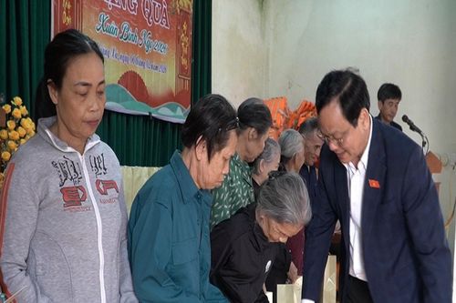 Đoàn ĐBQH tỉnh Quảng Trị: Trao tặng 100 suất quà Tết tại xã Vĩnh Thủy