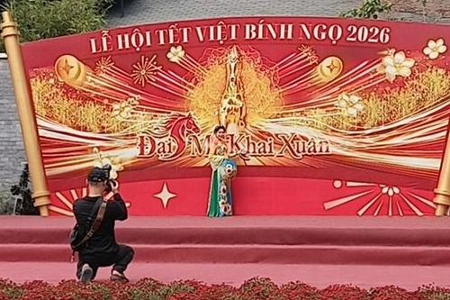 Khách du xuân xin chữ trên phố ông đồ