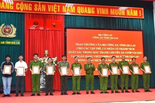 Khen thưởng lực lượng phá chuyên án cướp ngân hàng ở Gia Lai
