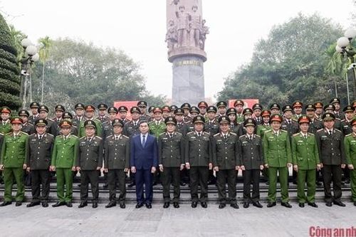 Những món quà nghĩa tình đến với bà con nơi nguồn cội cách mạng