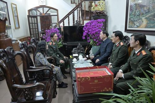Thứ trưởng Trần Quốc Tỏ thăm, chúc Tết các đồng chí nguyên lãnh đạo Bộ Công an