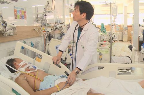 Ngộ độc nặng do đốt củi sưởi ấm trong phòng kín