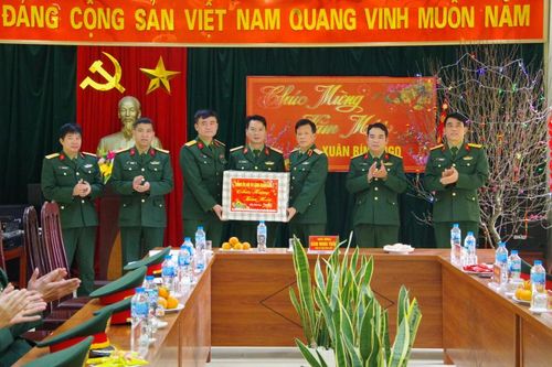 Thiếu tướng Đàm Minh Tuân, Phó Tư lệnh Quân khu 1 thăm, chúc Tết các đơn vị trên địa bàn tỉnh