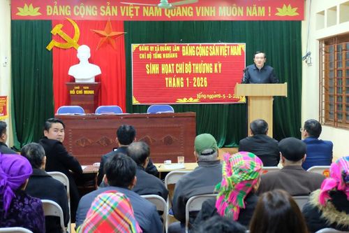 Trưởng Ban Nội chính Tỉnh ủy Lâm Đức Xuân dự sinh hoạt tại Chi bộ xóm Tổng Ngoảng, xã Quảng Lâm