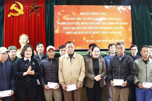 Thứ trưởng Bộ Dân tộc và Tôn giáo Nông Thị Hà thăm, tặng quà Tết người uy tín, hộ nghèo tại xã Lý Quốc