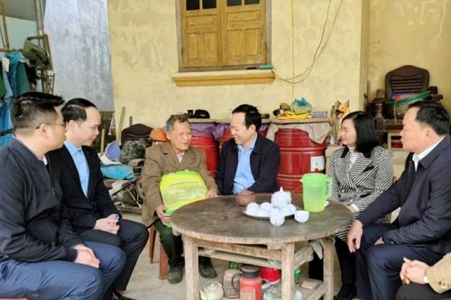 Phó Chủ tịch Thường trực UBND tỉnh Vũ Đình Quang tặng quà Tết xã Kim Đồng và xã Thạch An