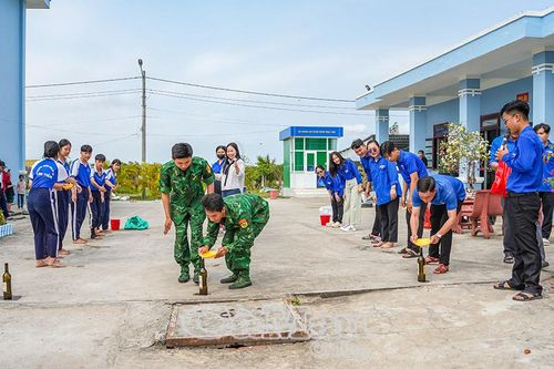 Người lính quân hàm xanh cùng Nhân dân vui Tết