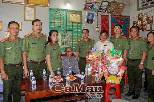 Công an tỉnh thăm, chúc Tết ấm áp nghĩa tình