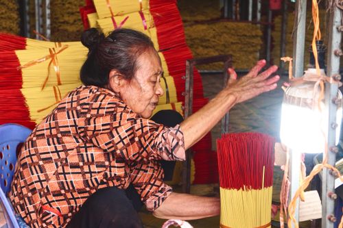 Tháng Chạp tất bật ở làng nhang nổi tiếng ở TP.HCM