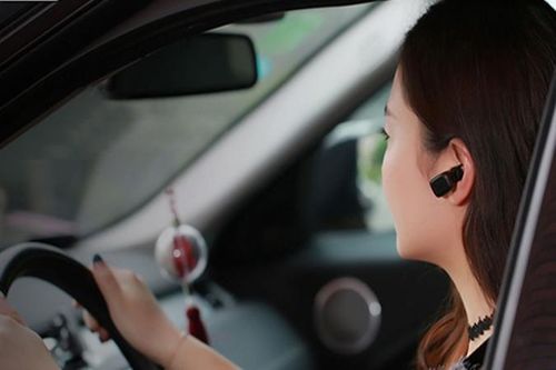 Nghe điện thoại khi lái ô tô bằng tai nghe có bị xử phạt?
