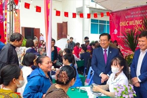 Hoài Đức: Trao hơn 330 suất quà tới các hộ gia đình có hoàn cảnh khó khăn
