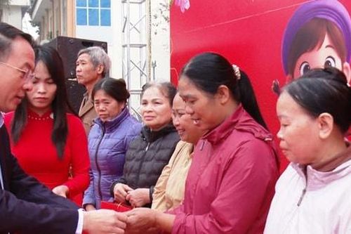 Trưởng ban Nội chính Thành ủy Hà Nội Trần Đình Cảnh dự chương trình 'Tết nhân ái' xuân Bính Ngọ tại xã Ứng Hòa