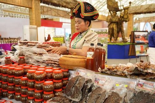 Gùi sản vật xuống phố quảng bá hương sắc vùng cao