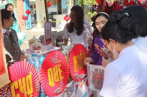 Ấm áp chợ Tết tại BVĐK Khánh Hòa