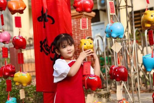 'Đường heo đất' rực rỡ sắc Xuân, điểm check-in độc đáo giữa lòng Thủ Dầu Một