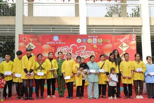 Đem Tết sớm đến bệnh viện