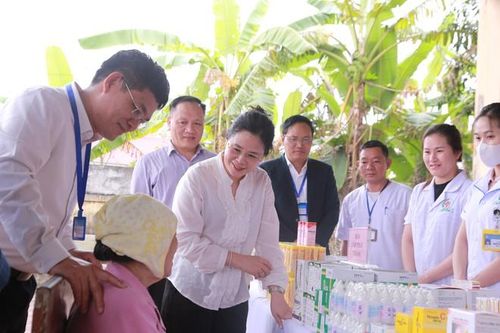 Ngành Y tế Nghệ An khám bệnh, trao quà Tết cho người dân khó khăn