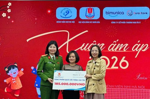 Học viện Cảnh sát nhân dân mang Tết ấm đến với bệnh nhi