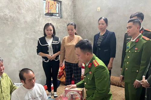 Chia sẻ yêu thương với những người có hoàn cảnh khó khăn