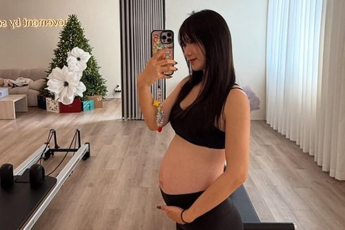 Vợ JustaTee tập pilates, đánh pickleball khi mang bầu lần 3