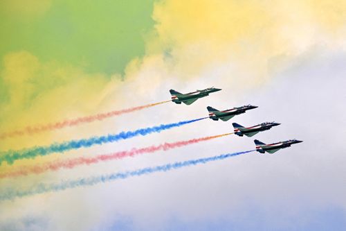 Tiêm kích J-10C Trung Quốc xả khói màu trên bầu trời Singapore