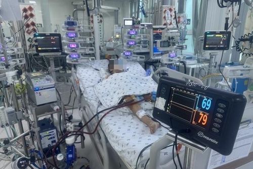 Ngất xỉu khi đang học, bé gái ở TP.HCM rơi vào sốc tim, nguy kịch