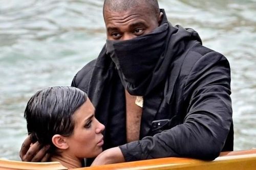 Vợ Kanye West nói về loạt ảnh nhạy cảm