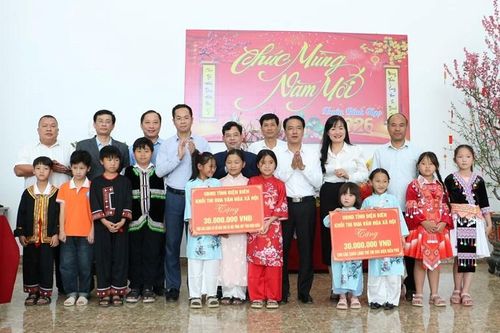 Trao tặng quà Tết cho trẻ em có hoàn cảnh đặc biệt khó khăn