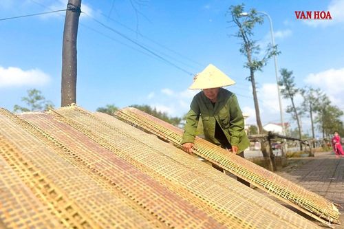 Cận Tết, làng nghề bánh đa nem Hà Tĩnh làm không kịp bán