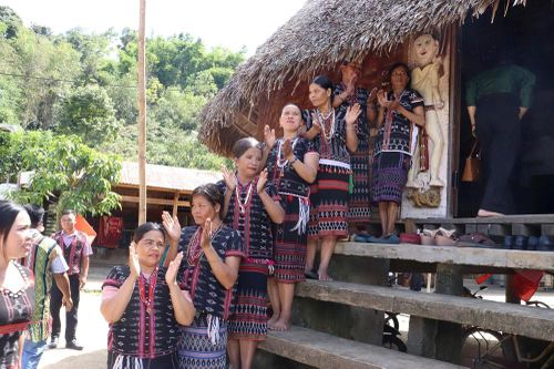 Trải nghiệm văn hóa Cơ Tu ở Đhrôồng