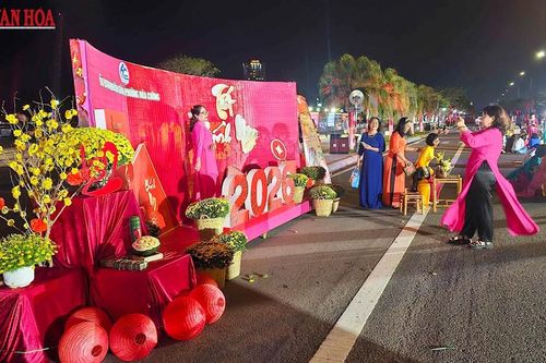 Đà Nẵng: Rộn ràng 'Chào Tết Bính Ngọ 2026' trên Phố đi bộ Bạch Đằng