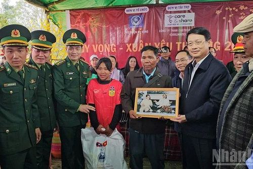 Chương trình Xuân Biên phòng đến với xã biên giới Hùng Sơn