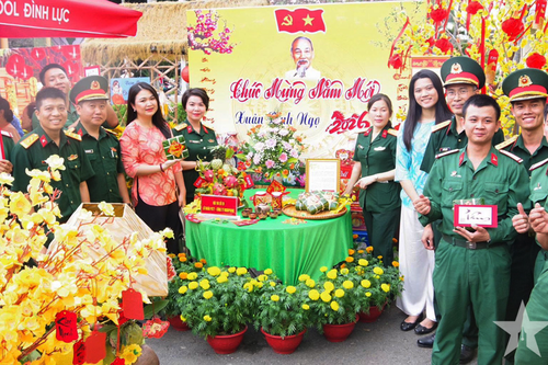 Sôi nổi Hội thi gói bánh chưng, trang trí cành mai, cành đào