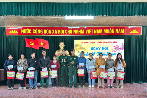 'Xuân đoàn kết - Tết thắm tình quân dân' tại Bến Giằng
