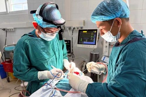 Cứu người đàn ông bị máy cưa cắt đứt vùng cổ
